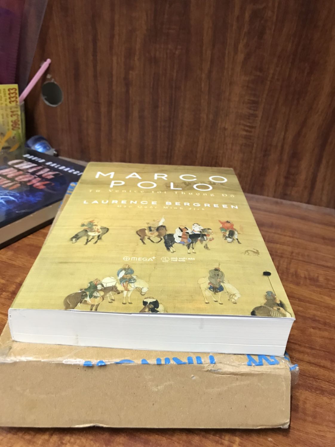 Giao hàng siêu nhanh, mua giá sale nên thấy rất vui nhé. 
Sách nhận được còn mới, sản phẩm viết khá hay, mới đọc được một vài trang nhưng mình thấy cuốn hút nhé !
Nên mua đối với những ai thích tìm hiểu về văn hoá lịch sử !
Đánh giá 5 sao