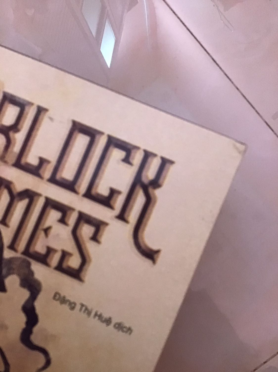 Hàng tốt, đủ bộ, giao nhanh + chú shiper thân thiện nhưng mà có một số phần góc hơi dập :> còn nội dung thì ch đọc ạ