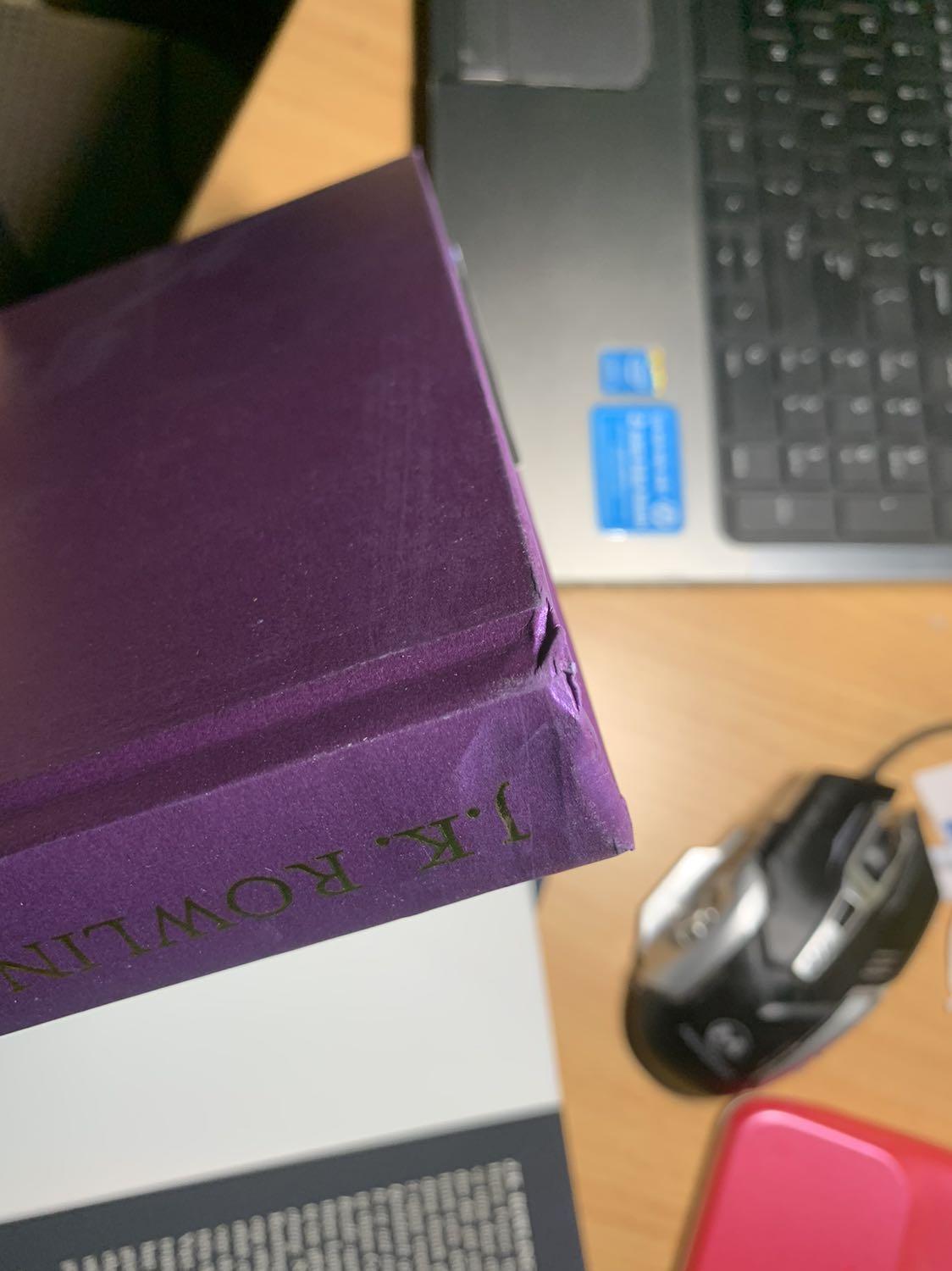 Sản phẩm giao cho mình lần đầu tiên gặp phải lỗi ngoại quan sau khi thông báo thì không được đổi ???? Với lí do là đã quá 24h đổi trả mà đơn này mình nhận hôm 19 xog hôm 23 mới mở ra xem vì có việc chưa mở được thì thấy lỗi như thế này các trang thương mai điện tử khác thì miễn phí đổi trả trong 7 ngày vậy mà tiki như thế này từ nay về sau cạch mặt tiki