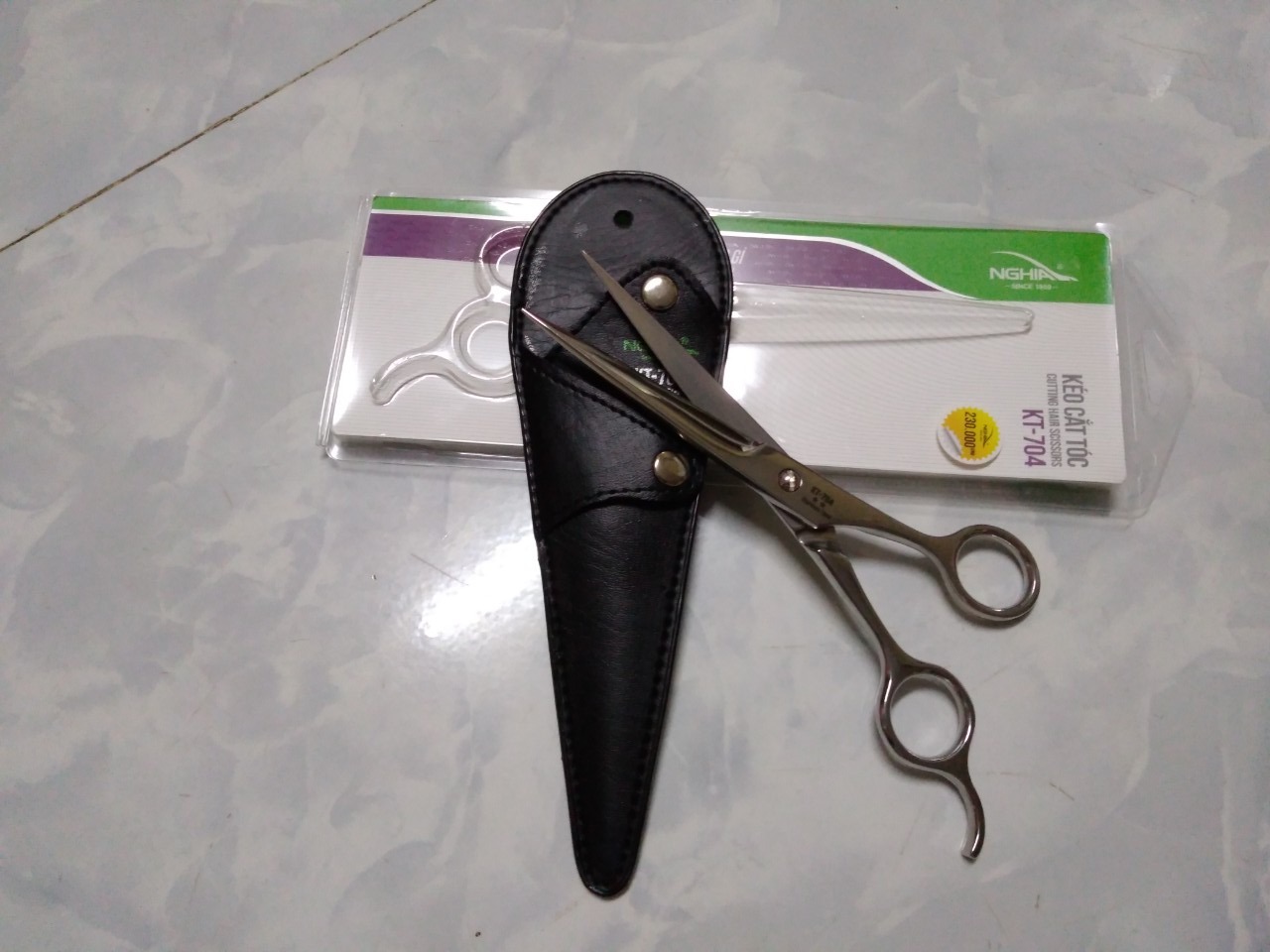 Kéo cực tốt, bén ngọt và cầm dễ dàng thao tác, ban đầu mua vì THƯƠNG HIỆU KIỀM NGHĨA của VN, mua dùng xong thấy đáng đồng tiền bát gạo, thấy hơi có tí tự hào... lần đầu cắt tóc cho cục vàng hơi xấu, tay còn rung rung cứng đơ, ảnh thì cọ quậy ngứa ngáy... cắt dần dần giờ tay nghề cũng kha khá.