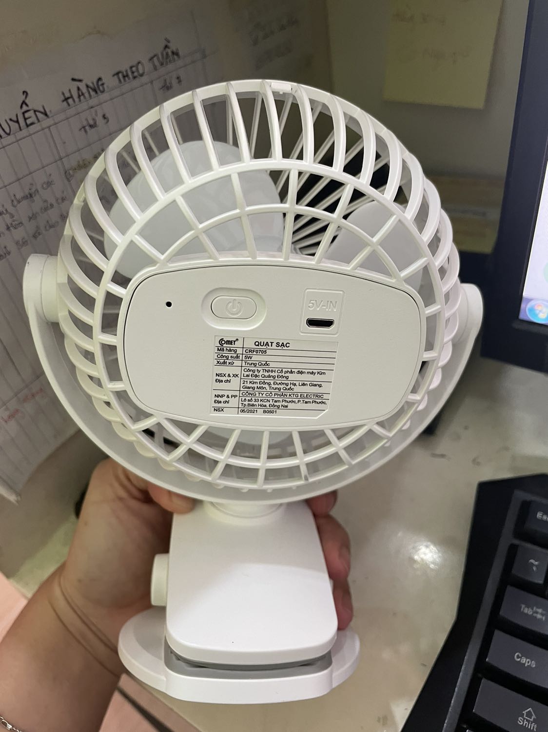 Nhỏ xinh mát vừa phải, chưa biết xài có bền ko nữa , nhìn cảm quan thì cũng thấy chắc chắn, chế độ mạnh nhất quạt hơn ồn