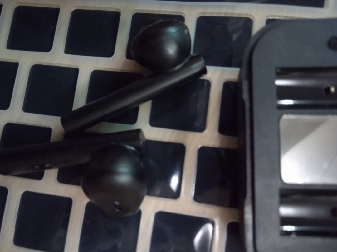 chả hiểu shop làm ăn kiểu gì mà hàng y chang trên ảnh ? nghe nhạc pin trâu nữa. Muốn cho shop 10 sao luôn á?. ae nào muốn ngon bổ rẻ thì ghé qua shop này mua hàng nha rất ô sờ kê