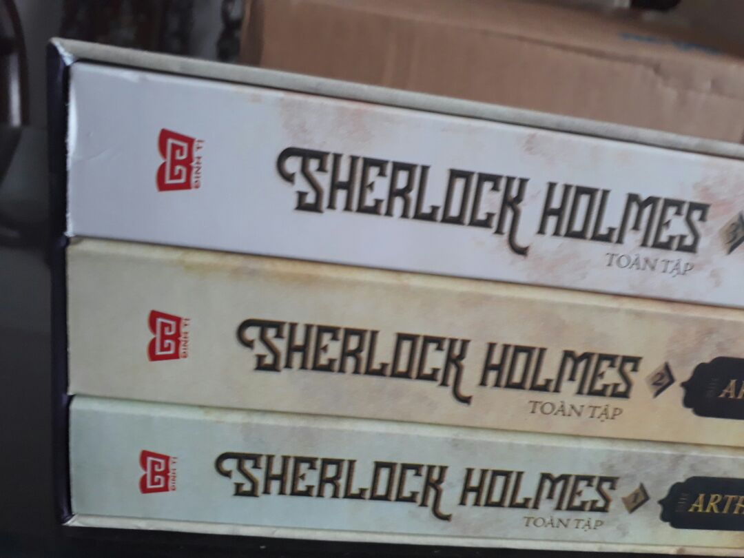 Mình vừa mới nhận hàng cách đây vài phút. Giờ viết review ngay và luôn lol. Dịch vụ giao hàng của Tiki thì không có gì phải bàn, quá ư là ok rồi, được cho xem hàng. Cái đáng quan tâm là trên web Tiki và hóa đơn bảo là có tặng kèm bookmark SH nhưng mình kiểm tra thì không - hề - thấy! Cực kì thất vọng luôn nhưng thấy tội anh shipper quá (aa *** ghê) nên mình cũng nói là đủ hàng :v Điểm trừ cực kì lớn của Tiki cho lần mua hàng này. Mua nhiều rồi mà lần đầu gặp trường hợp như này luôn í.
Mình đặt hàng khuya hôm 11/10, mới vỡ lẽ ngày 12/10 sale còn 200k, tức dã man (mình mua 279k)
À còn về package nữa, lần trước mình mua box set Harry Potter 7 cuốn, được bọc cẩn thận lắm, có bọc nilon rồi kèm dòng 'hàng dễ vỡ' nữa. Lần này chỉ có 1 miếng xốp đi kèm và không gì hơn -_-" chắc do đợt sale nên gấp gáp quá nên quên bọc sách của mình sao?
Về hình thức thì box set này cũng ổn, hộp cứng cáp nhưng có bị gập một miếng (mình có đính kèm ảnh) nhưng không ảnh hưởng gì đến tổng thể. Hộp vừa kín 3 cuốn sách nên muốn lấy thì phải dốc ra. Gáy sách tập 2 và 3 đóng không tốt lắm, mình sợ bị bung ra bất chợt. Giấy in đẹp, không nhòe, mở ra thơm mùi mực nữa (hay mùi gì đấy mình không biết :vv)
Nội dung mình chỉ mới lướt mấy trang đầu, chắc là cũng đầy đủ, văn phong mượt mà. Mấy bạn có thể tham khảo các reviews khác
=> Xét chung về tổng thể thì với giá 279k mà có được bộ sách ngon lành như này thì cũng được rồi :v mình highly recommend cho mấy bạn muốn mua Sherlock Holmes mua boxset này :v
Và mình nhấn mạnh là bạn nào mua nhớ kiểm tra hàng kĩ càng tránh trường hợp thiếu bookmark như mình nhe, đừng thương người một cách quá đáng để rồi thiếu bookmark *huhu* T.T
Cực kì thất vọng khi thiếu bookmark á á á
