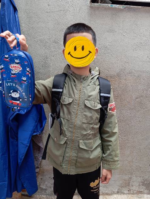 Cute, nhiều ngăn, tiếc là bên trong màu trắng nên dự là ít hôm sẽ lem nhem toàn mực