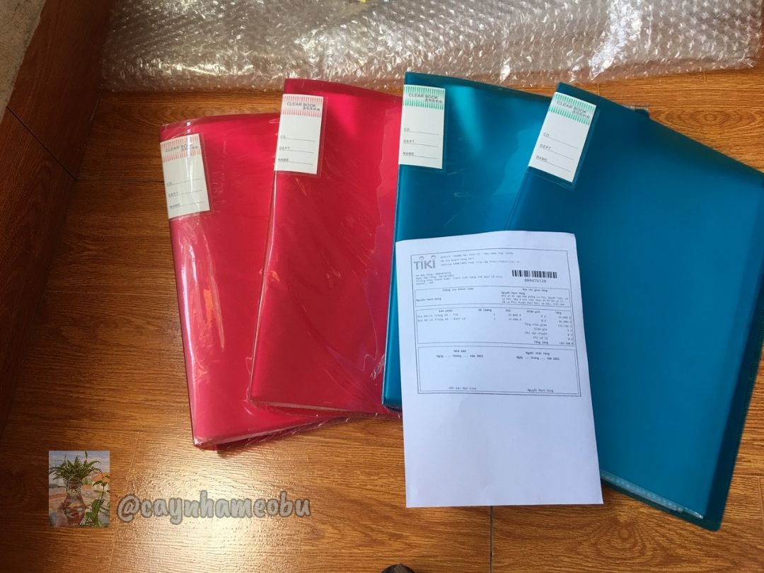 Đã nhận hàng- shop đóng gói chắc chắn vận chuyển đi xa nhưng vẫn rất an toàn. mình cũng đang dùng bìa 60 lá từ HH như ảnh nên đem ra so sánh luôn cho các bạn xem. HH sẽ dày dặn hơn, thiết kế về gáy Bìa khác nhau giữa 2 loại, lá nilong bên trong thì HH là dày dặn và chắc cũng như sờ sướng tay hơn, nhưng như thế ko có nghĩa là bìa 60 lá của YP WJ không dùng được. vẫn rất xứng đáng với giá tiền, chi phí tiết kiệm hơn hẳn 50 phần trăm so với HH. mình nghĩ nếu dùng trong môi trường nhiều người cùng sử dụng thì cũng cần lưu ý mọi người, còn nếu chỉ sử dụng riêng bạn hoặc số ít người, bạn khi đặt mua hàng là cũng biết giới hạn và mức độ phù hợp của sản phẩm này rùi. đáng giá với giá tiền, đầy đủ công năng. Đánh giá từ Hùng mèo- cây nhà mèo bự cảm ơn bạn đã đọc.