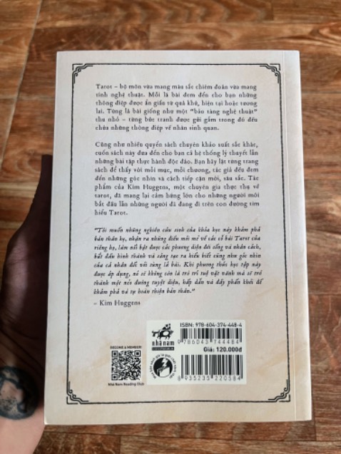 Có nhỏ bạn với đam mê to lớn về Tarot nên sẵn Tiki đang có đợt khuyến mãi thế này thì tậu cho nó quyển Tarot Nhập Môn này. Sách được giao nhanh, được đóng gói kĩ càng và chứa nhiều thông tin cơ bản về bộ môn này, giúp người đọc có được lượng kiến thức nhất định để đọc và trải bài… Chất lượng giấy tốt, mực in đều và hình ảnh bên trong cũng đẹp. À, sách có thể được bọc bằng giấy bao tập bình thường để giữ độ nguyên mới tốt nhất á.
Mình chỉ có góp ý là Tiki giao hàng nhưng không gọi nhắn trước nên khó lòng mà căn thời gian để có mặt mà nhận hàng.