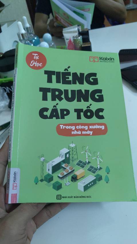 Chỗ góc bìa gập vào sắc quá. Thi thoảng cứa tay cái. Lấy bấm móng tay bấm cho tù đi rồi.
Sách dày dặn, nếu bọc nilon nữa thì càng tốt.
Nội dung ổn, nhưng nên có thêm bài tập.
Dành cho ai lần đầu học. Còn học hết giáo trình Hán ngữ quyển 1 rồi thì không cần chỗ phần chữ Vietsub nữa.