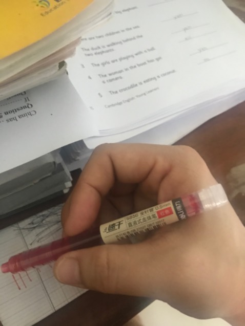 Rất ổn, chất liệu vỏ viết cũng dễ thương, màu mực đậm và đều màu. Mua lúc được giảm giá nên thấy khá ổn khi mua bút này xài