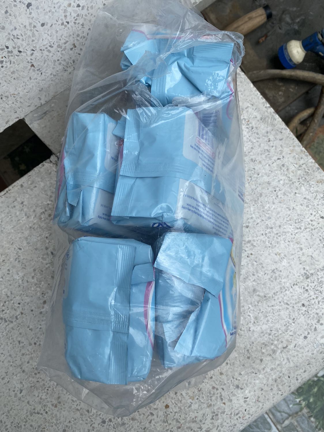 Mua 2 combo thế mà khi nhận hàng thì bị rách bao bì bên ngoài. Ktra lại thì thiếu mất 1 bịch. Do lo xịt khuẩn nên trả tiền vội cho shiper. Đến khi ktra báo lại thì shiper nói đã xác nhận đơn thành công rồi nên k trả lại đc. Phải liên hệ tiki giải quyết. Thấy phiền quá nên nhận cho xong. Thất vọng ghê