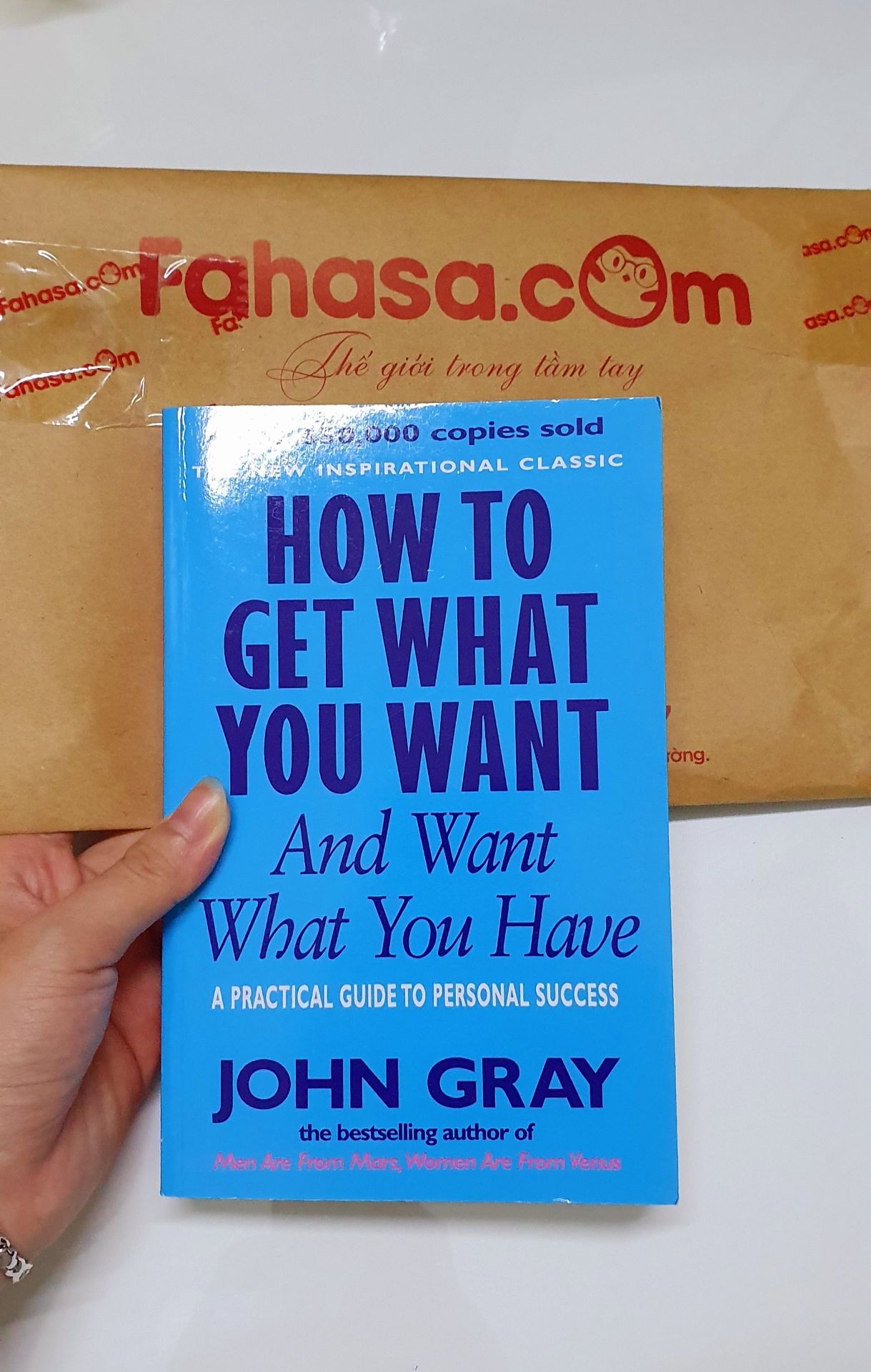 mình chưa đọc xong nên chưa đánh giá nội dung được. nhưng bên fahasha giao hành bao lẹ. đặt tối qua 1h khuya chiều 3h đã có. chỉ trong 12h
nói chung mình thích John Gray nên mua đọc thử xem ở khía cạnh cuộc sống ông có cho đc lời khuyên đắt giá như mars and venus hay ko