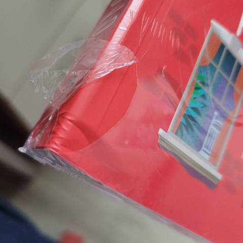 Sách bị hỏng một phần gáy, nilong bọc ngoài rách đúng chỗ sách hỏng, chắc không phải do vận chuyển mà sách chọn để giao cho mình đã có lỗi như vậy sẵn. Lâu lâu mới đặt Tiki mà hơi thất vọng