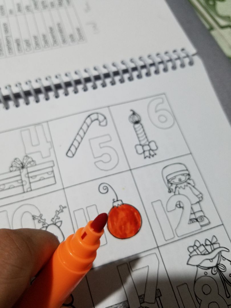 Giao hàng nhanh, sản phẩm ko lỗi gì nhưng chất lượng thì i như cái giá rẻ bèo của nó. Mùi của hộp màu rất khó chịu; Màu sáp: không bám màu, tô màu mà cứ ngỡ là gôm màu, màu cứ bị bào mòn và tróc tróc lên. Màu chì: nhợt nhạt, bám giấy rất ít. Màu nước: lúc tô thấy màu đậm nên nhìn ko giống, chịu khó đợi khô thì mới ra được cái màu đúng của nó, đầu bút lông hơi to. Các bạn nên xem xét trước khi quyết định mua nhé, đừng như tui ham nhìu ham rẻ :D Giao hàng nhanh, sản phẩm ko lỗi gì nhưng chất lượng thì i như cái giá rẻ bèo của nó. Mùi của hộp màu rất khó chịu; Màu sáp: không bám màu, tô màu mà cứ ngỡ là gôm màu, màu cứ bị bào mòn và tróc tróc lên. Màu chì: nhợt nhạt, bám giấy rất ít. Màu nước: lúc tô thấy màu đậm nên nhìn ko giống, chịu khó đợi khô thì mới ra được cái màu đúng của nó, đầu bút lông hơi to. Các bạn nên xem xét trước khi quyết định mua nhé, đừng như tui ham nhìu ham rẻ :D