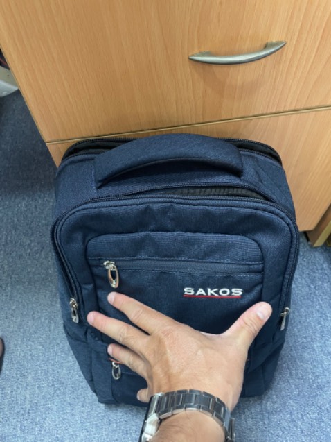 Balo đẹp, màu sắc và đường chỉ đều rất sắc sảo. Mình đã dùng vài cái balo thương hiệu Sakos thì thấy rất bền, khoá kéo bằng kim loại nên sẽ bền hơn loại nhựa (mấy cái balo trước của mình khoá bằng nhựa của Sakos dùng 1 thời gian sẽ tự mục gãy). Balo hơi nhỏ, ngăn sau chỉ đựng vừa khít laptop 14 inches nên nếu bạn nào có laptop lớn hơn thì nên chọn loại khác nhé! Ngăn chính phía trước thì đựng vài quyển sách và ít vật dụng sẽ đầy nên nếu có ý định mang nhiều đồ hơn thì nên cân nhắc chọn balo kích thước lớn hơn. (tham khảo hình đính kèm)