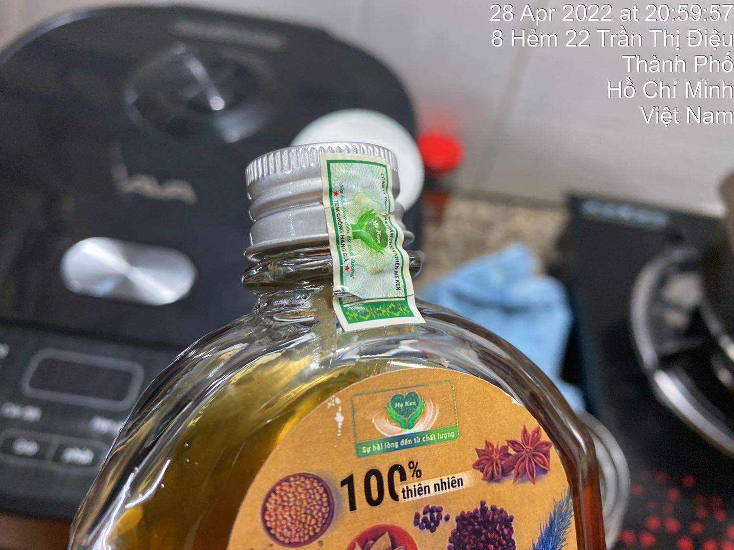 Nắp đã có dấu hiệu tháo rồi đổ ra ngoài màng bọc bảo vệ