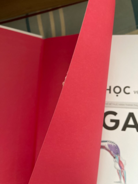 Mua sản phẩm đắt tiền mà bị lỗi, làm mất đi thẩm mĩ của cuốn sách. Đề nghị bộ phận đóng gói sản phẩm nên kiểm tra sản phẩm cẩn thận trước khi đóng gói và gửi sản phẩm cho khách hàng.