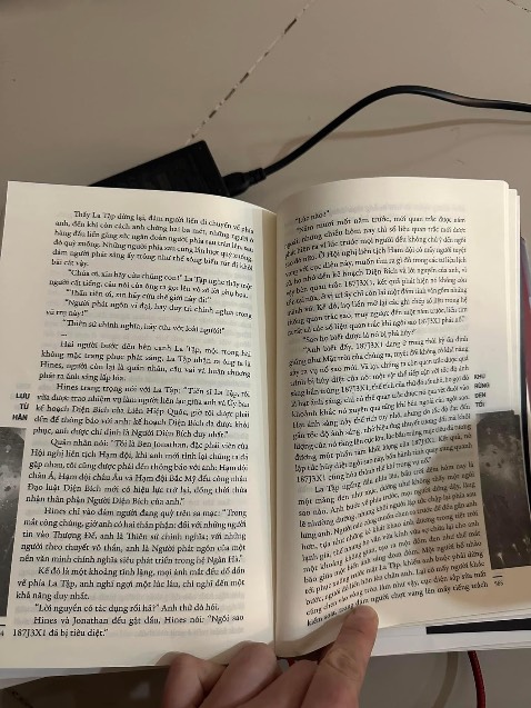 Cốt truyện hấp dẫn. Lôi cuốn người đọc. Kiến thức về khoa học của tác giả trong sách khá là khủng khiếp. Một cuốn sách hay rất đáng đọc