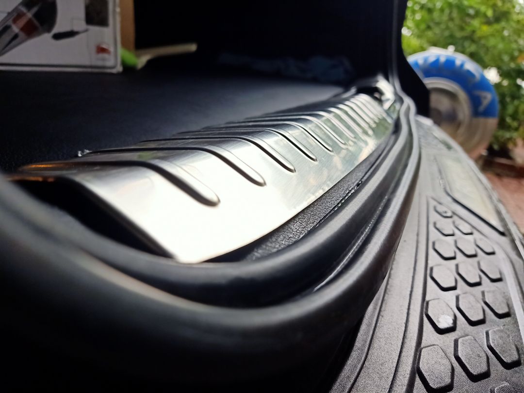 chất lượng gia công kém, công vênh, viền k đc mài gây sắt bén, k ôm sát khung viền gây kẹt cửa ==> k sử dụng đc