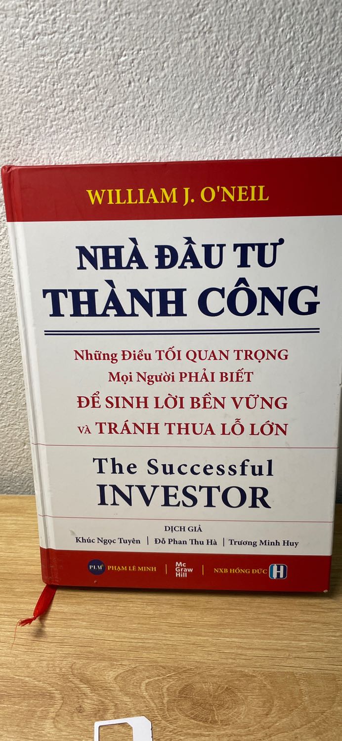 Một cuốn sách rất hay của William O’neil, đọc cuốn này sẽ hiểu sâu hơn phương pháp CANSLIM và nó là phiên bản thứ 4 của Cuốn Làm giàu từ chứng khoán.
Mọi người nên mua để đọc hiểu hơn về Canslim