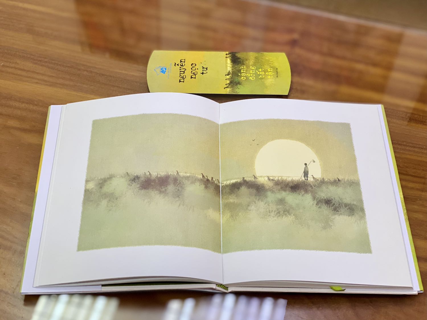 - Tiki giao hàng nhanh chóng tuy nhiên đóng gói chưa được cẩn thận, rất may sách không bị hư hại gì. 
- Đây là ấn phẩm đặc biệt kỉ niệm 40 năm NXB Trẻ phát hành cùng với “Cho tôi xin một vé đi tuổi thơ” & “Vừa nhắm mắt vừa mở cửa sổ”. Tác phẩm được đầu tư chỉnh chu về mặt hình thức, sách bìa cứng, khổ to, cầm chắc chắn, có áo sách, tặng kèm 1 bookmark, chất lượng giấy tốt, lật giở từng trang rất thích. Nhiều tranh minh hoạ đẹp, màu sắc xuất sắc.
- Một phiên bản “Cánh đồng bất tận” thật sự hơn cả mong đợi. Nếu giá bìa có cao hơn thì cá nhân mình vẫn thấy xứng đáng để sở hữu ???