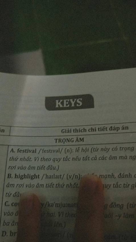 Ai đang đắn đo có nên mua không thì mua đi nhé .Sách rất okela luôn ạ. Đóng gói chỉ có một thùng giấy bên ngoài và giấy kiến bọc sách bên trong nhưng sách về vẫn rất chắc chắn. Nội dung bên trong sách rất rõ ràng, có kèm bài tập trắc nghiệm và đáp án phía sau. Nhận sách muốn sang chấn tâm lí vì nó quá dày mọi người ạ 😹 Tóm lại là nên mua nhé 🥺