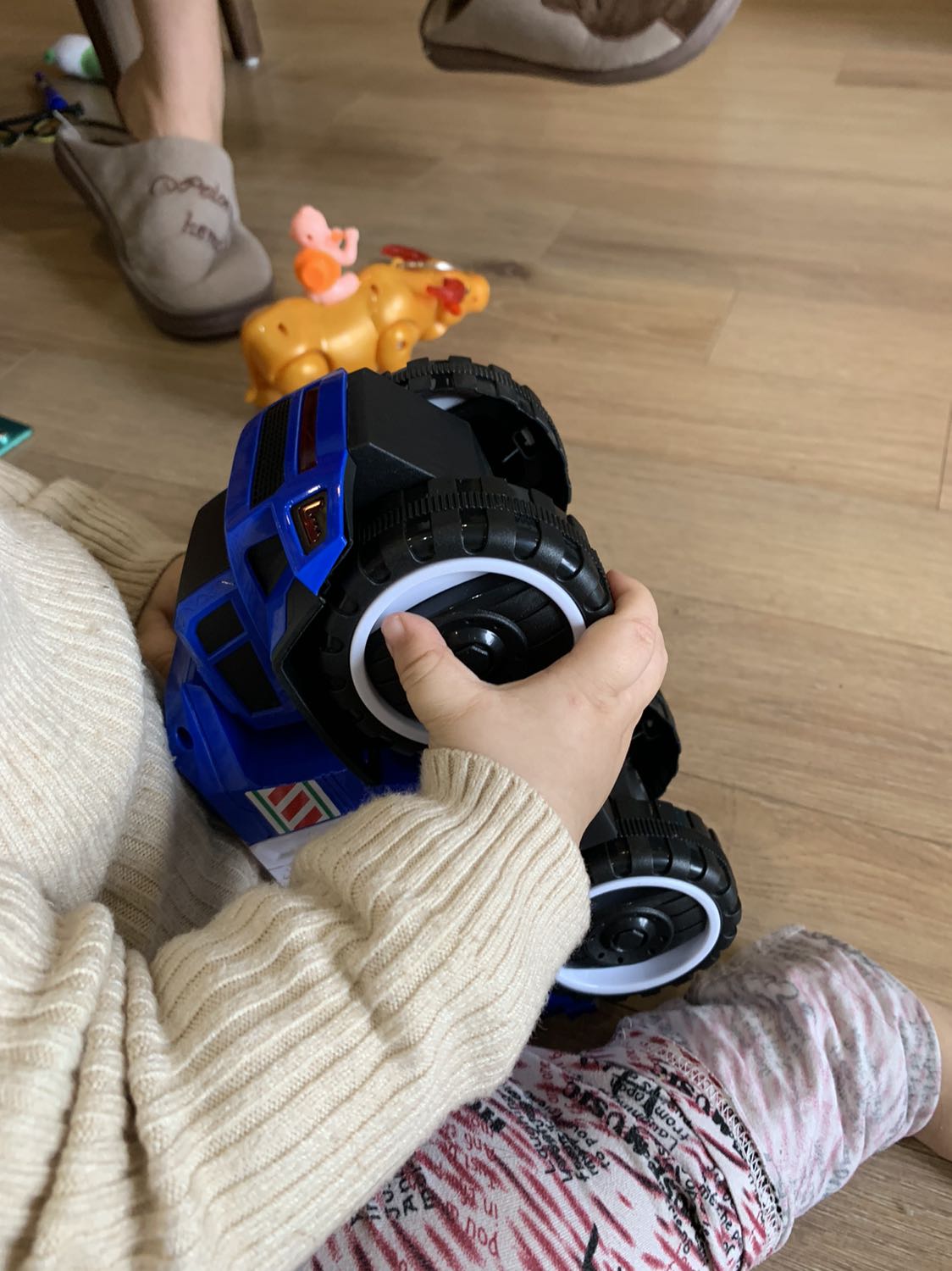 Giao hàng nhanh, đóng gói cẩn thận, chất liệu nhựa và hoàn thiện sản phẩm rất ok, bé nhà mình thấy mê và ôm luôn, cảm ơn shop