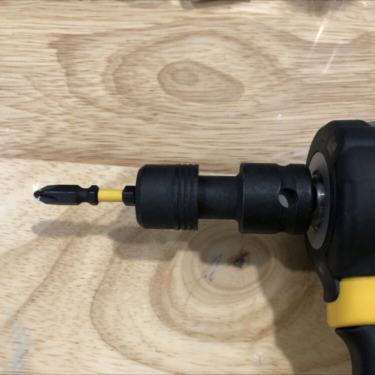 Chức năng ổn, sử dụng đầu vít đuôi ngắn dài đều được. Thiết kế to và nặng. Không tinh tế lắm.