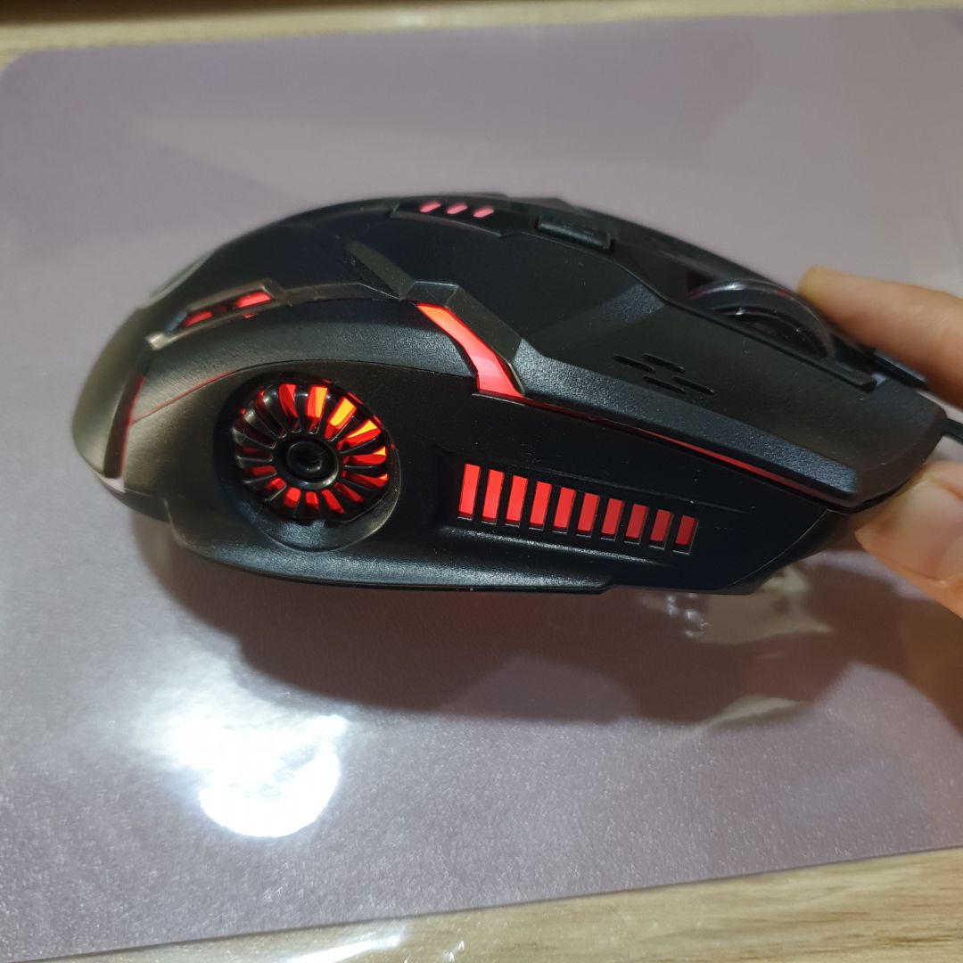 Chuột cầm chắc tay
Sử dụng êm và mượt
Đèn nền đổi màu đẹp lắm, nhìn rất thích
Sản phẩm đúng như mô tả