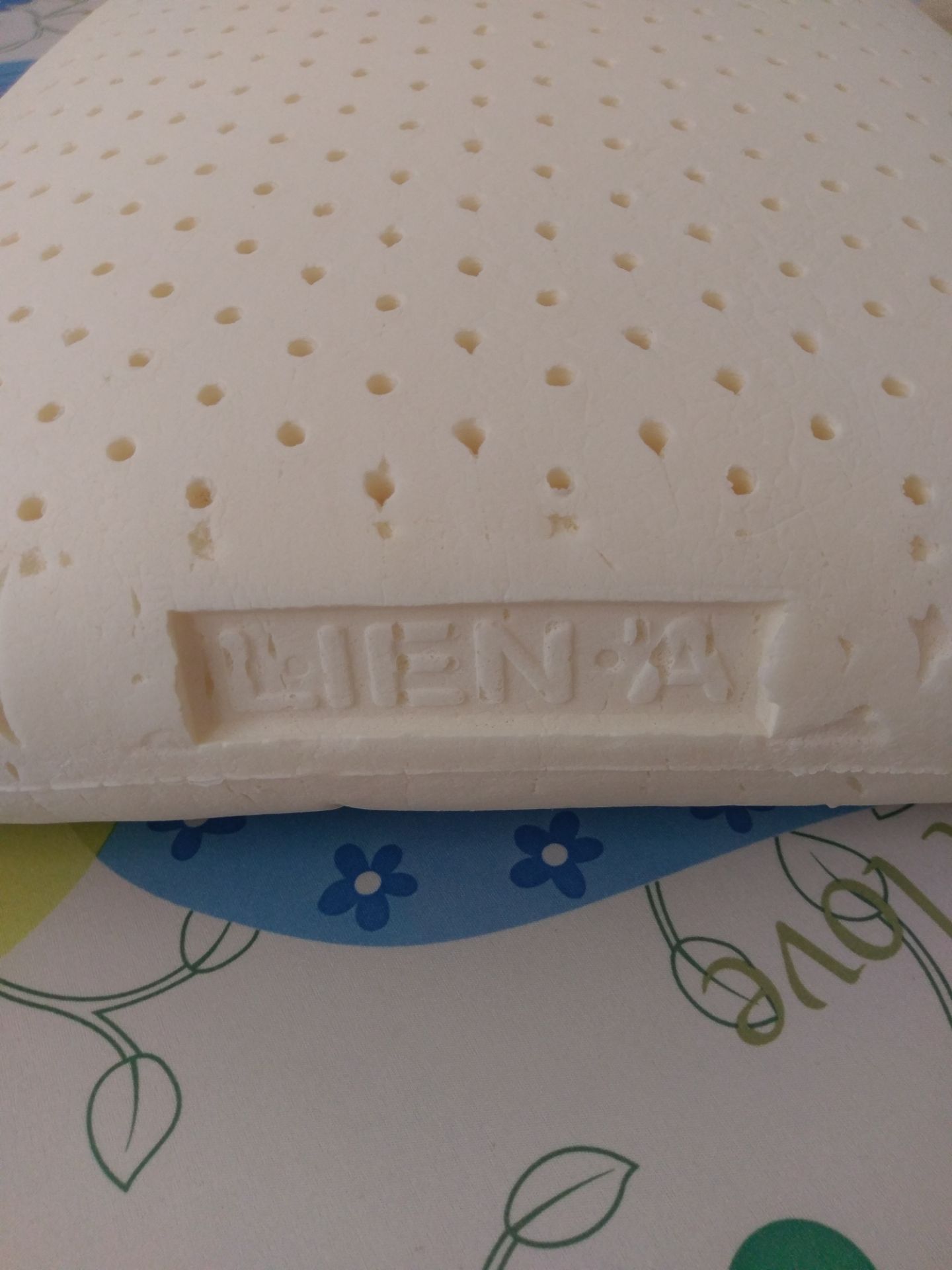 Sản phẩm như hình. size đúng như giới thiệu về sản phẩm. được gói trong túi bóng có tay xách có in sdt tổng đài miễn phí cước nữa nhé !
   Ruột gối Có chữ LIÊN Á in nổi rất rõ ràng + mã sản phẩm in mực đen có chữ LA nữa nha mọi người. bên ngoài sản phẩm thì không kèm tờ rơi chi tiết gì cả. có kèm áo loại thun mỏng cho ruột gối màu kem kem cam cam. có gắn mac của Liên Á . có 1 vài chỗ bị Nổ nhưng chấp nhận được. Mình có liên hệ lên Tổng đài Liên Á để kiểm tra. đúng hàng chính hãng. 
  Gối Nằm rất êm, không thua của Kymdan. Giá rẻ hơn rất nhiều. Sẽ ủng hộ tiếp sản phẩm.
  Xin cảm ơn tiki và nhà cung cấp !