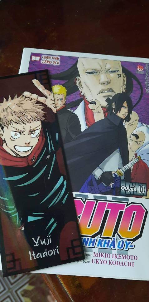 Lời thì thầm xen lẫn tiếng cười. Và một nụ hôn ngọt ngào rơi trên trán anh khiến anh nhầm lẫn lời thì thầm đó là thật.