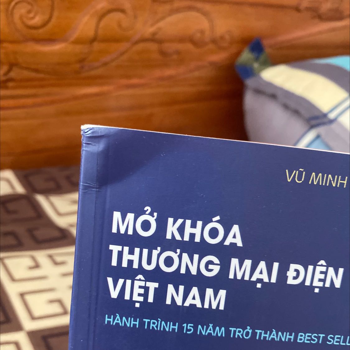 Không biết sao nhưng hơi thất vọng. Đó giờ mua hàng tiki tin tưởng về chất lượng giao hàng cũng như đóng gói cẩn thận. Lần này nhận sách trầy chụa móp méo như vầy. Đóng gói sơ xài. Nhưng lần đặt sách khác đều đóng gói cẩn thận và còn được bọc cả lớp bao bìa. Không phải quá quan trọng hoá vấn đề nhưng chăm sóc sản phẩm tốt khi tới tay khách hàng cũng là sự tôn trọng khách hàng.