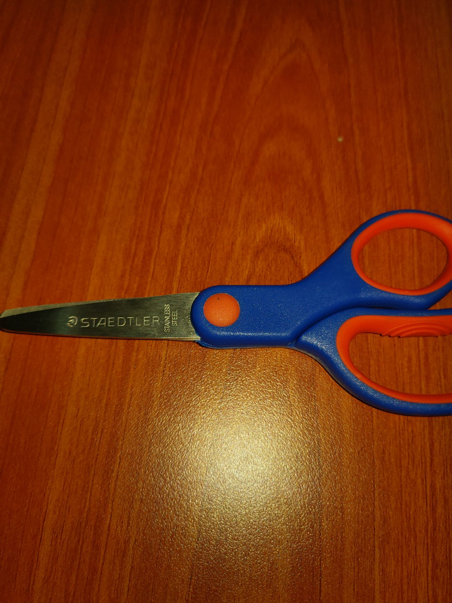 Sản phẩm thiết kế đẹp , đầu kéo bo tròn an toàn cho bé , lưỡi kéo sắc chất liệu inox nhưng không biết là loại inox gì