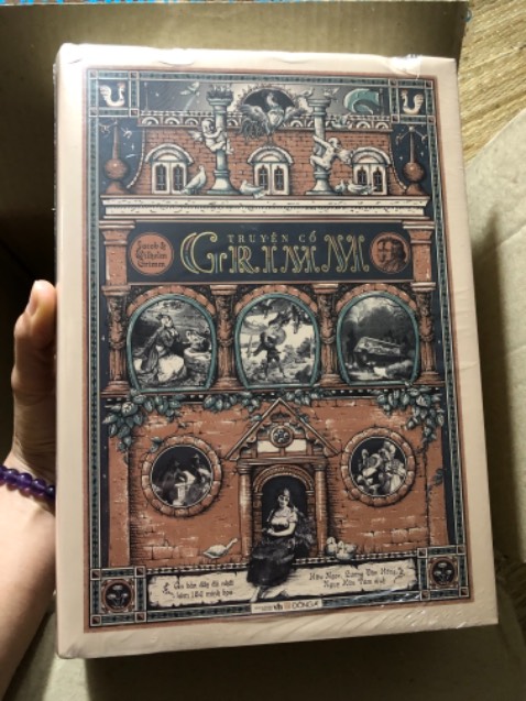 Cuốn sách quá xuất sắc. Đáng tiếc khâu đóng gói không cẩn thận, chỉ chêm một lớp giấy trên mặt còn dưới đáy thì không, đã làm bìa sách bị rách. Hy vọng bộ phận đóng gói hàng nên rút kinh nghiệm cẩn thận hơn, đặc biệt là những đơn hàng phải vận chuyển xa.