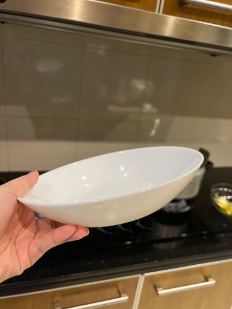 Rất hài lòng thương hiệu này. Đóng gói kỹ, giao nhanh. Độ sâu & đường kính dĩa rất hợp lý. Chỉ ko thích tem nhãn hiệu dán ngay lòng dĩa, tháo ra để lại lớp keo phải nhỏ dầu ăn & chút nước chà mới ra hết. Nên dán dưới đáy vì tem này ko có ý nghĩa quảng cáo gì, khách về cũng tháo giục hết