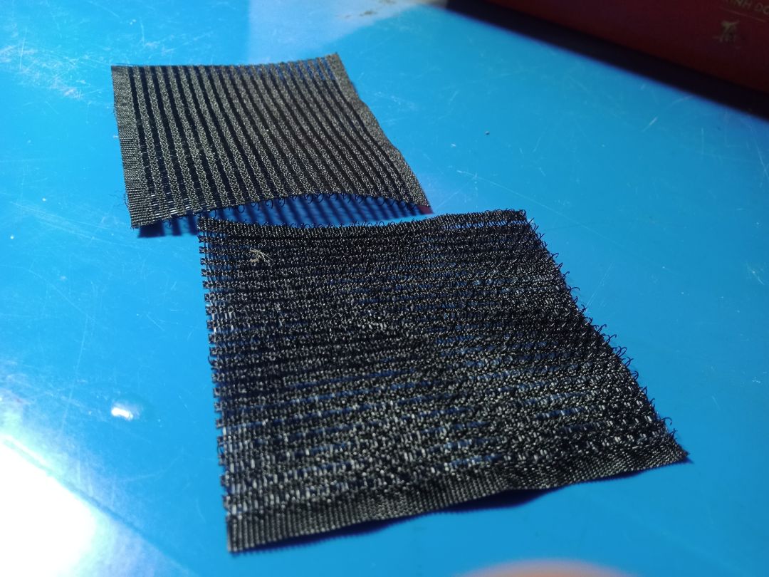 Hình như sản phẩm để lâu hay sao ý mà vỏ bọc trông cũ và bị rách mục nữa.Nhưng không sao vì shipper giao hàng khá nhanh và Tikicare nhiệt tình chăm sóc khách hàng hihi