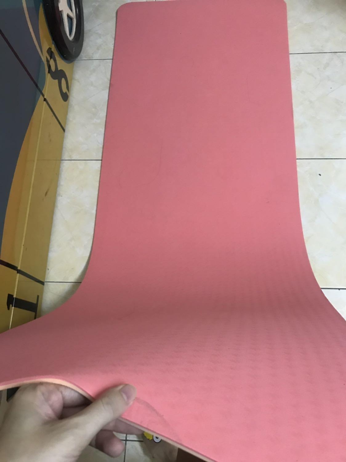 * Bản to và rộng nên nằm thoải mái,  chống đẩy tay cũng thoải mái. 
*Giao hàng siêu siêu nhanh, vượt cả lịch dự kiến, nên nhận hàng ko bị quên haha!nhiều lần đặt xong, giao chậm quá chả nhớ là đặt gì?!!
*chất liệu 2 lớp nên dày và đàn hồi, không bị lõm như các loại ngoài thị trường.
- Có nhiều màu sắc chọn lựa, mình thì chọn màu này vì thích màu này và nó sạch sẽ
- Nhìn chung bằng đấy thứ mình rất tâm đắc, thời gian thì giao hàng cũng nhanh nên hôm nay mới ngồi review cho anh chị em được!!! Tìm hiểu ra bên miDoctor này chuyên bán hàng thể thao rất chất lượng đấy chứ!!!

Cho bên này 5*, tiếp tục phát huy