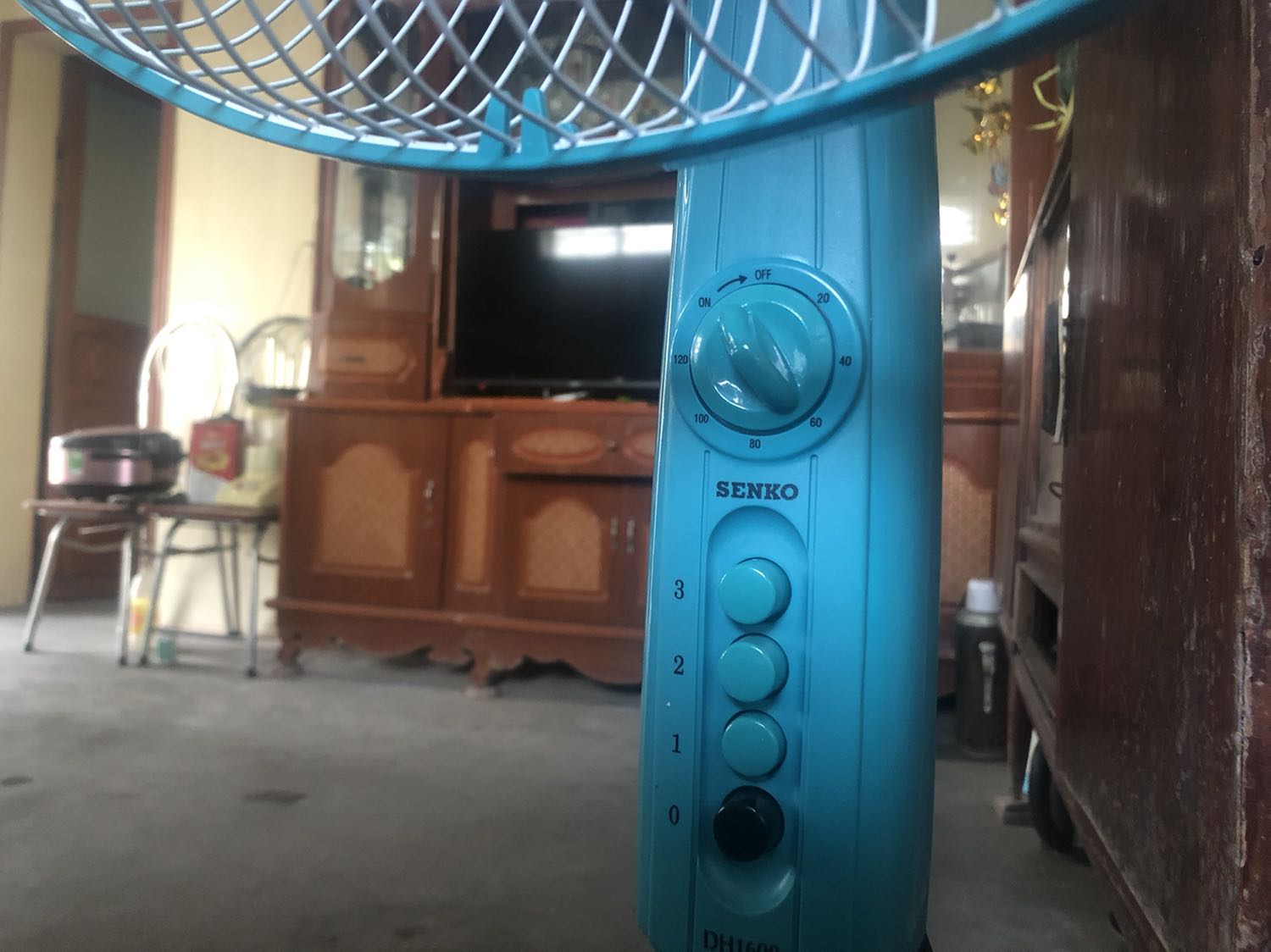 Tạm ổn, chạy k được êm mượt như cái quạt senko mình mua 5 năm trước.
Nút hẹn giờ gia công rất kém, xoay 1-2 lần là rớt chốt.