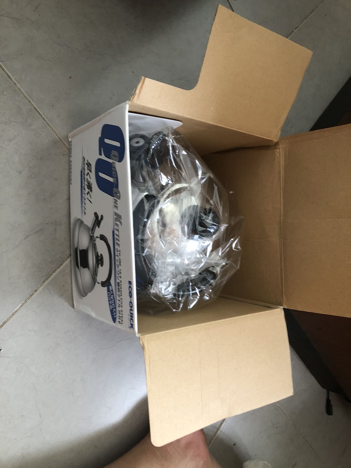 Đóng gói chống sốc ok, mở thùng ra toàn chữ Nhật. Ngoài hình sáng bóng
Đã nấu thử trên bếp từ 2000w mất hết 6p là nước sôi. Khi sôi có tiếng rít gió.
Nhược điểm: chỉ đổ nước gần miệng vòi, khi sôi sẽ tràn nước ra ngoài.