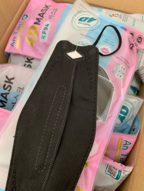 Khẩu trang k quá dày cũng k quá mỏng, đóng gói kĩ, với giá như v thì khá oke. Nên mua ủng hộ shop nha mn Khẩu trang k quá dày cũng k quá mỏng, đóng gói kĩ, với giá như v thì khá oke. Nên mua ủng hộ shop nha mn