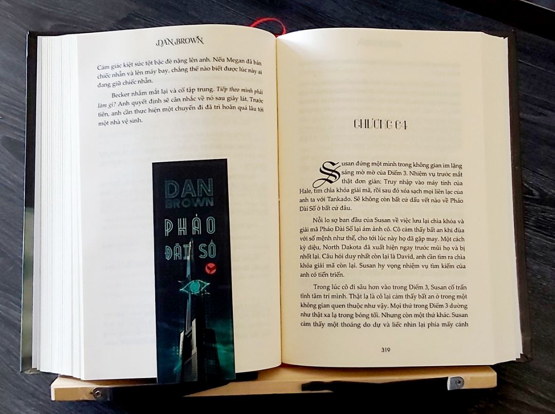 Một cuộc đầu trí căng thẳng trong các hành lang ngầm ở cơ quan chính phủ quan trọng bậc nhất Hoa Kỳ. Một cuộc chạy đua nghẹt thở dưới ánh mặt trời nóng bỏng của Tây Ban Nha. Tất cả đều nỗ lực đến tuyệt vọng để phá hủy một sáng tạo không thể tưởng tượng nổi của một thiên tài tật nguyền - một thuật toán sẽ xóa sổ toàn bộ ngành tình báo và đe dọa cán cân quyền lực của chính phủ Hoa Kỳ. Mãi mãi.