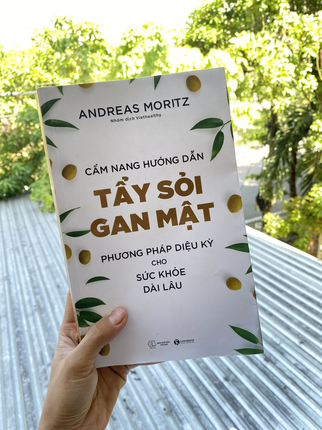 Cuốn này cực kỳ hay và rất đáng để đọc khi quan tâm đến sức khoẻ nhé. TG viết rất rõ về những “chứng bệnh” mà hiện nay nhiều ng mắc mà nguyên nhân gốc chỉ là do gan quá tải! Cần nâng cao sức khoẻ thì nên đọc cuốn này