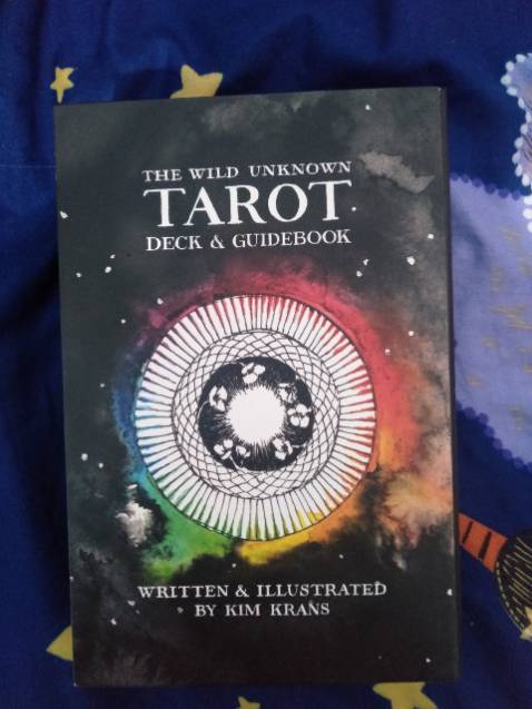 Fahasa cho một cái miếng chống sốc bự chả bá, bộ bài thì gất là đẹp. Fahasa đem bộ bài tarot hàng auth về VN với giá rất mềm nè. Hộp giao hàng bị thủng lỗ khá nhiều, về đc tới nhà mình chắc cái hộp cũng chống cự dữ dằn =))) Tuy nhiên mình thấy hộp bài có nhiều vết hằn, nhưng mà này chắc do bên xuất bản vì thấy seal nilon với lớp vỏ giấy ngoài gần như chả bị sao cả.