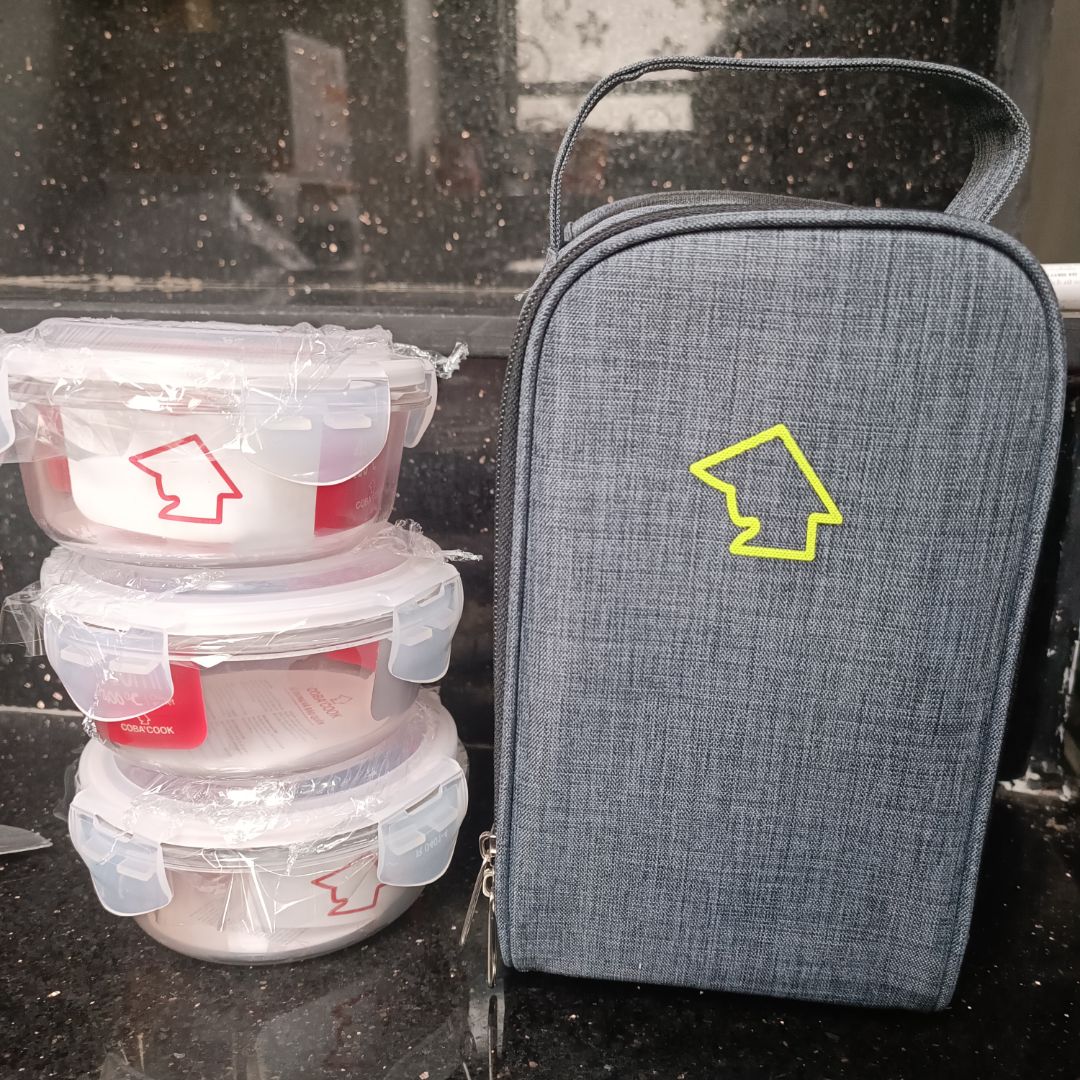 Hàng giao nhanh. Mẫu mã đẹp. Túi giữ nhiệt rất xinh. Chỉ không chén nó có bỏ vào được là vi sóng không thôi