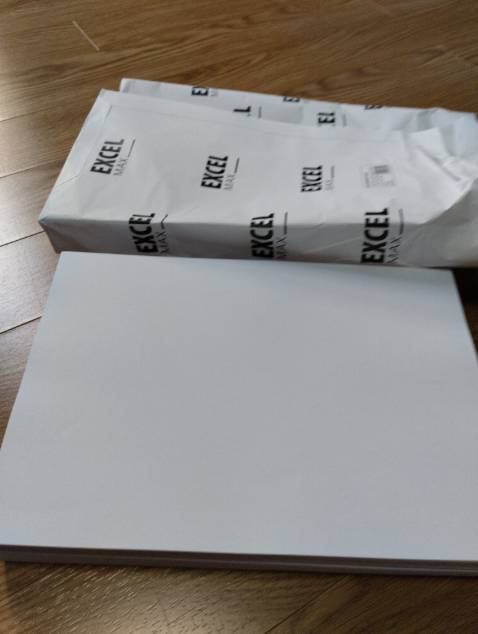 Khoảng 400 tờ, tính ra vẫn rẻ hơn mua ở nhà sách, sẽ mua lại