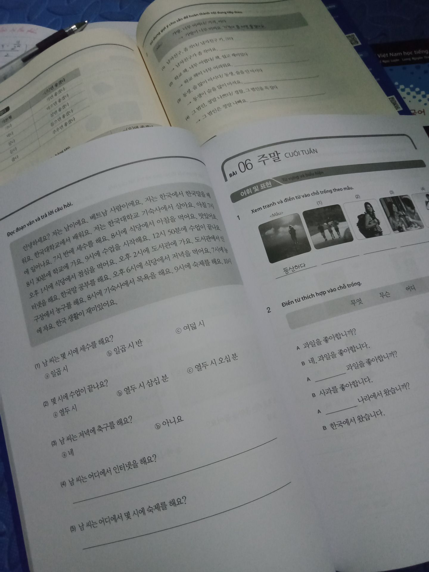mình k thích chất giấy của sách màu lắm  còn sách bài tập đều là k màu nhưng sao sc1 và sc2 chất giấy lại khác nhau nhỉ? mình thích giấy hơi vàng vàng như bộ k màu sc2 mình mua hơn, giấy mịn, viết bút chì tốt, nhìn k bị đau mắt. Cả phần tiêu đề sách sao bộ thì đỏ, bộ thì đen là như nào nhỉ???
tóm lại là mình thấy bộ sơ cấp 2 k màu mình mua của tiki trading là thích nhất. có màu thì nhìn vui mắt nhưng cũng k đẹp hơn là bao đâu, mua k màu cũng rẻ hơn nhiều nữa