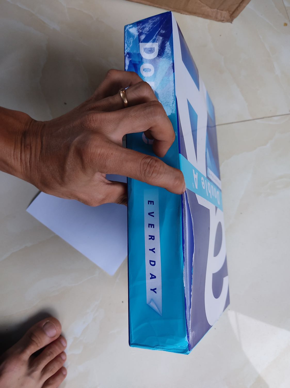 Hàng mua 1 thùng mà giao 5 lốc ??? Lốc giấy thì cũ mèm rách, năm sx 2021. Không đúng mô tả gì hết. Đề nghị Tiki giải quyết. Trước mắt cho 1 sao