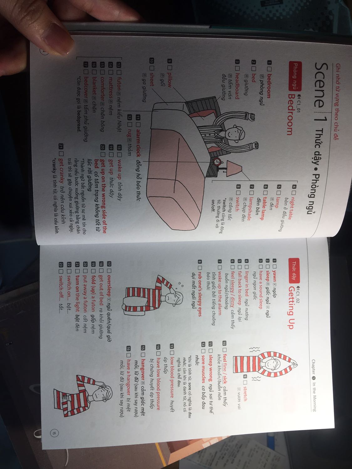 Mình review nhầm các bạn ạ! 
Chả là có 2 cuốn sách, 1 là 700 câu tiếng Anh và 1 cuốn là Sổ tay từ vựng (bìa xanh) đều cùng nội dung là Từ lúc thức giấc đến khi đi ngủ. Hai cuốn bổ trợ cho nhau để học từ vựng và luyện nói khá tốt đối với cuộc sống hàng ngày. Rất đáng để tham khảo. Sách kèm theo mp3 để học. Rất hài lòng.