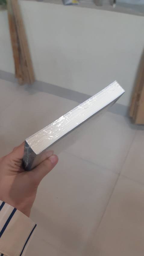 Sách nhỏ, dễ mang đi. Ship nhanh, shipper lịch sự, đến nơi còn nguyên bọc, sạch đẹp ạ. Mình chưa bóc ra nên chưa đánh ra chất lượng giấy và chữ in bên trong.