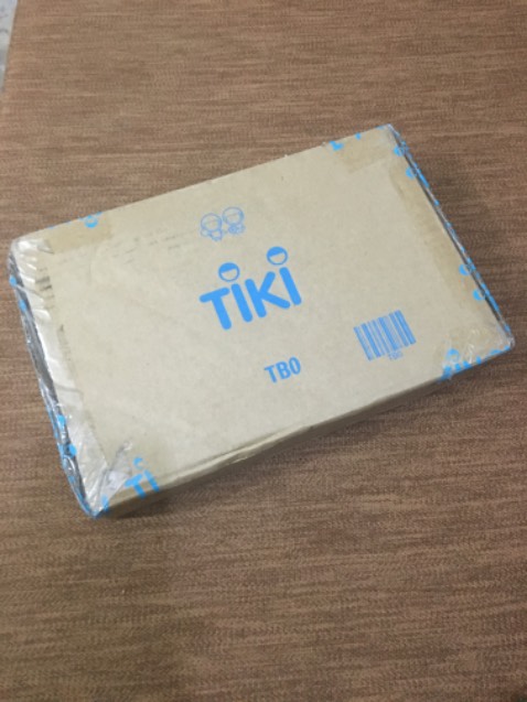 May quá không bị móp nhiều lắm… Có một chỗ duy nhất không ưng là cái bao sách nó có phần gập bị lệch lên một xí… Bị OCD nên hơi khó chịu… Mới đầu nhìn cái hộp hàng cứ thấy rén rén, may sao sách không bị móp lắm.
Nội dung thì khỏi bàn, cách viết của Nabokov thì quá hợp ý rồi. Nhưng vẫn chưa thể ngờ được là chỉ tiết… nó nhiều đến vậy, giở bất kì trang nào cũng thấy ;-;