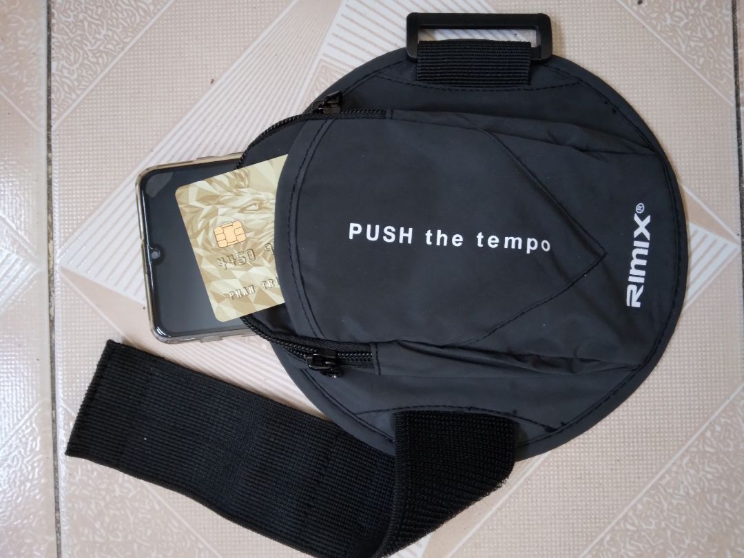 Chất liệu chống thấm. Đường may chắc chắn. Khóa kéo êm mượt. Điện thoại mình 8×16.5(cm) để vừa khít. Tuy nhiên, dây đeo ngắn nên đeo Bắp tay thì OK. Đeo Đùi ko đủ chiều dài dây. Túi trước sau tiện dụng. Tks Shop.