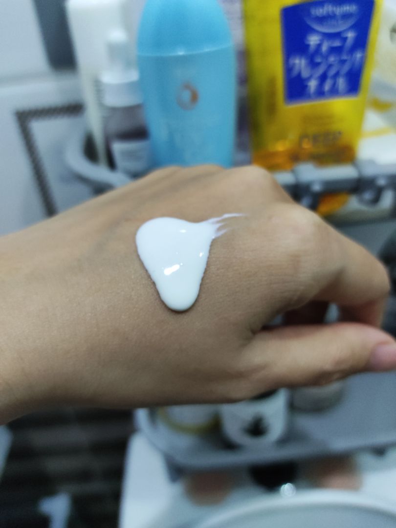 mua 1 được 2, hàng đóng gói cẩn thận, đặt 7.7 thì 10.7 nhận hàng. chất gel mềm ẩm, thấm nhanh vào da, k nhờn rít, k cay mắt. sản phẩm rất đáng mua cho những bạn da dầu, da hỗn hợp.